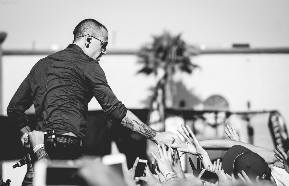 Честер Беннингтон в очках 2004 год