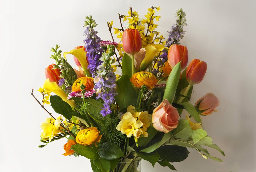 Апрельский букет цветов
