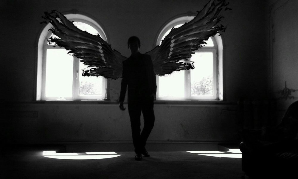 Парень с черными крыльями