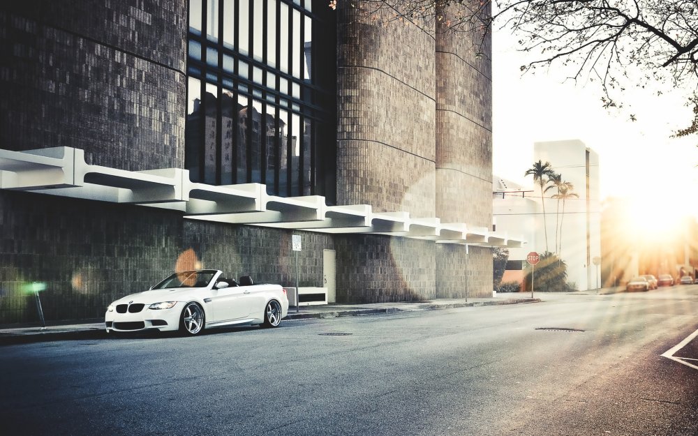 Машина в пустом городе