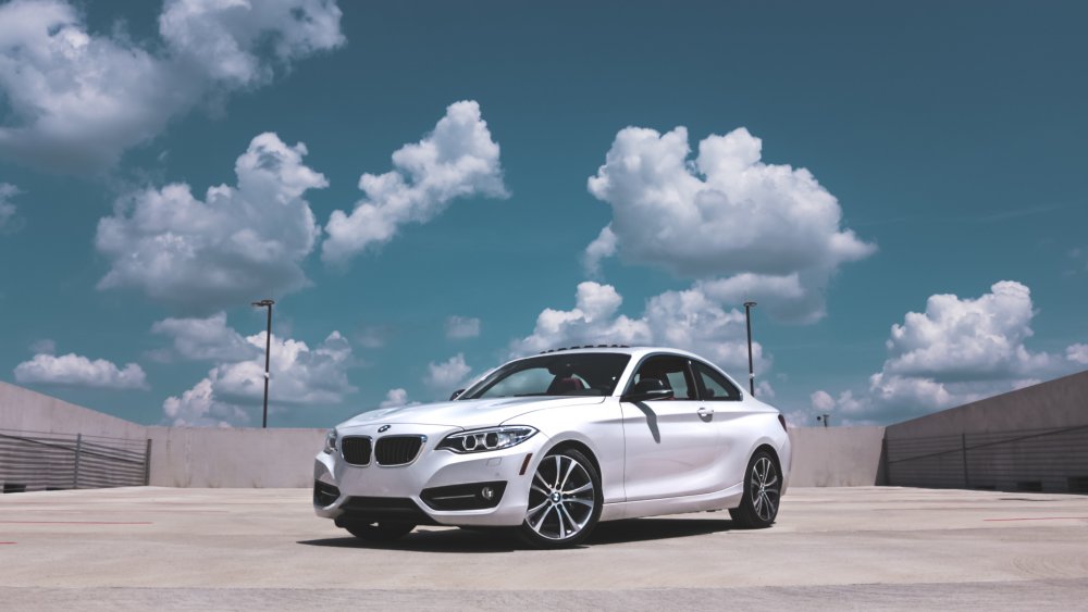 BMW черно белый фон