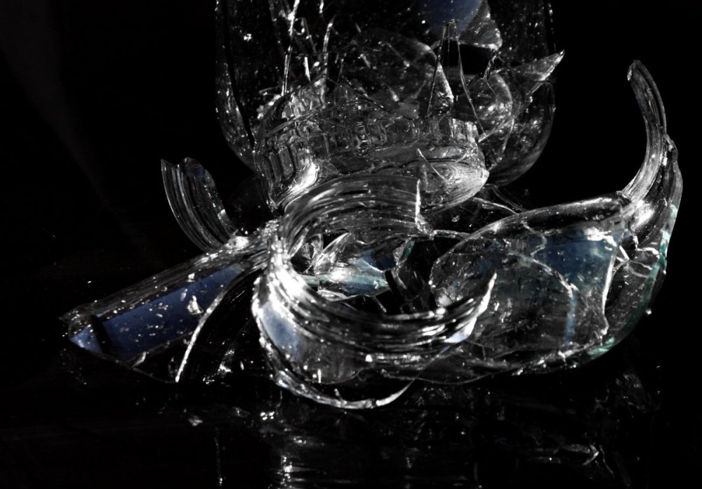 Разбитый бокал