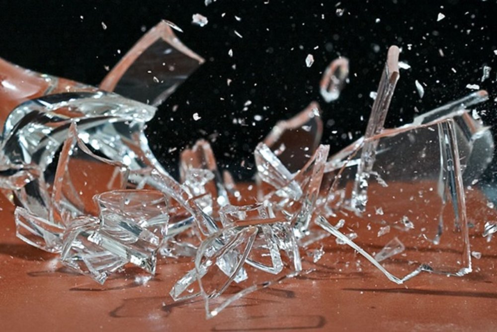 Разбитый хрустальные фужеры