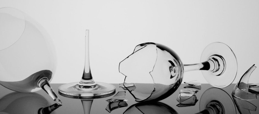 Разлитый бокал вина