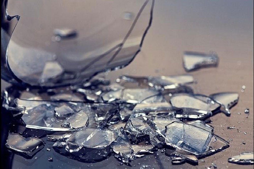 Разбитое сердце на черном фоне