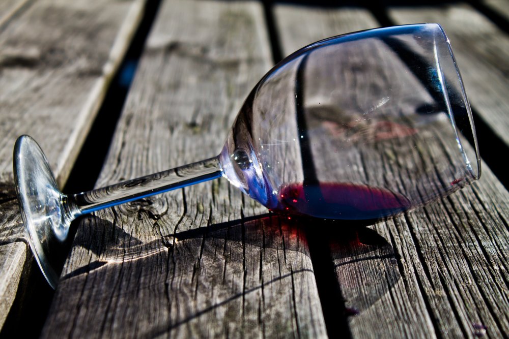 Разбитые стеклянные бокалы