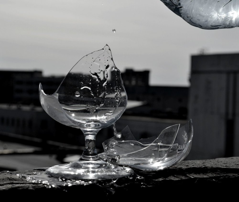 Стакан с кровью на белом фоне