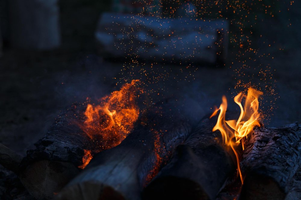 Женские руки в огне