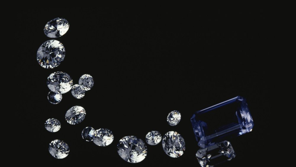 Россыпь камней на черном фоне