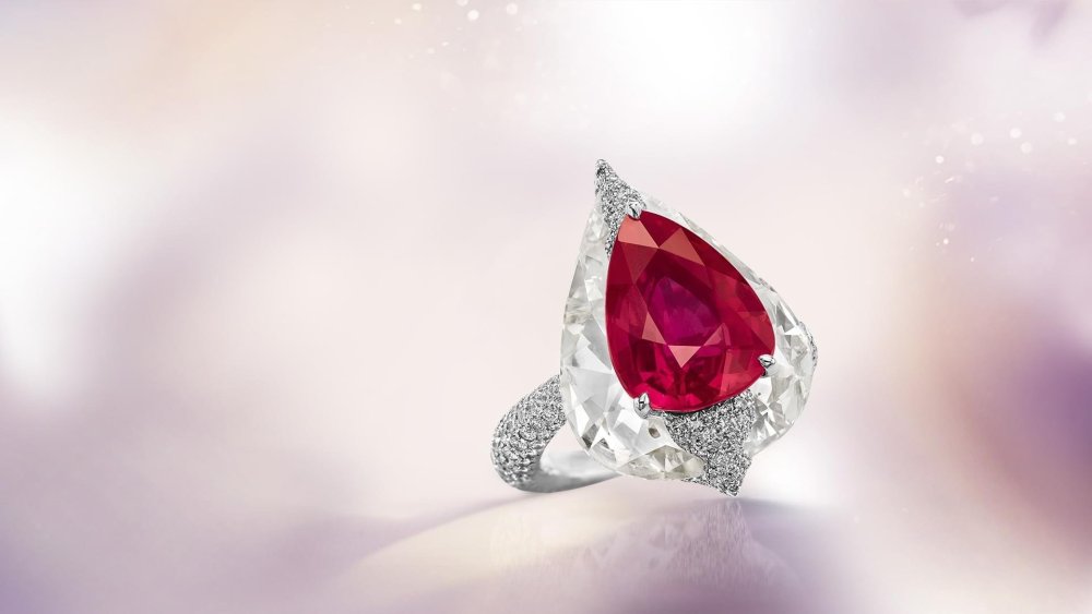 Бриллиант на белом фоне