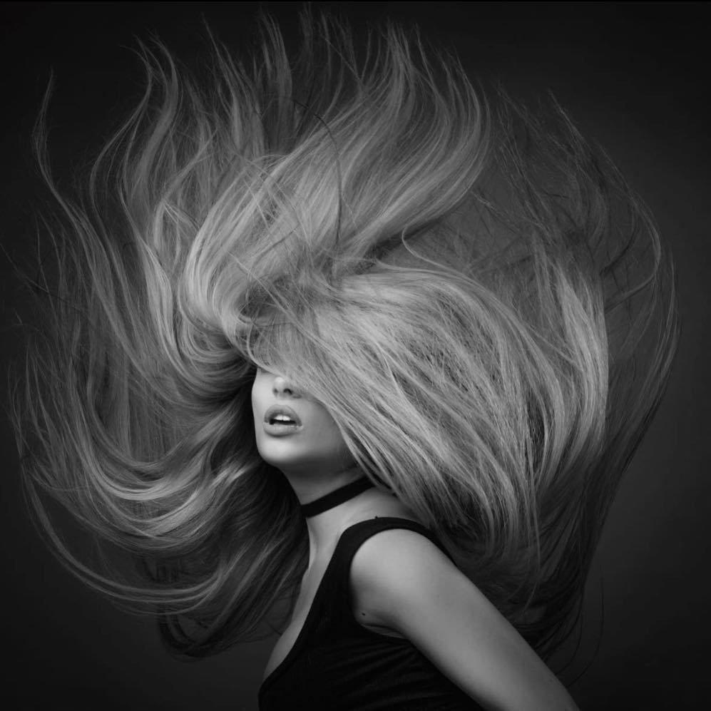Черно белые волосы