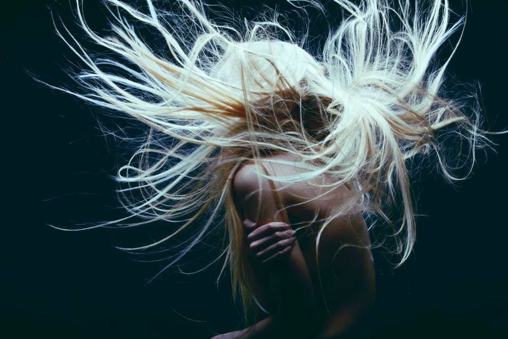 Девушка с распущенными волосами