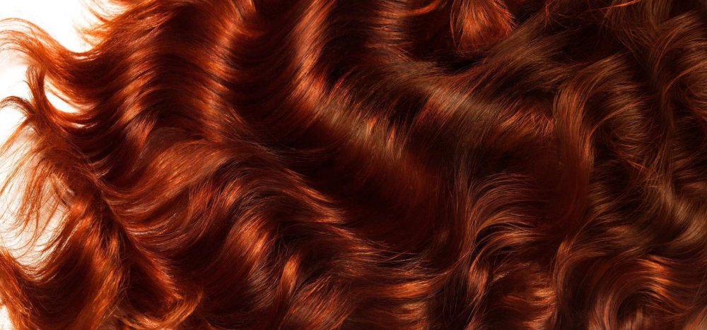 Девушка с развевающимися волосами