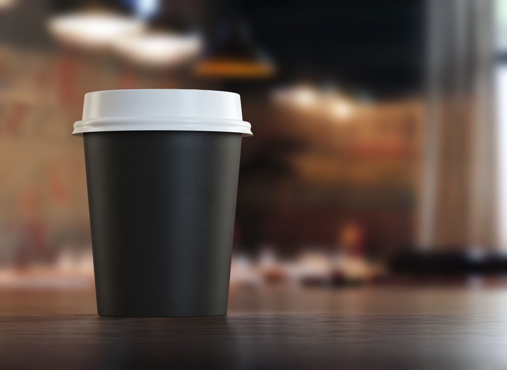 Кофе в черном стакане