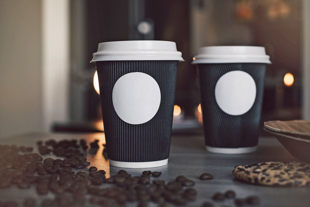 Черный стаканчик для кофе