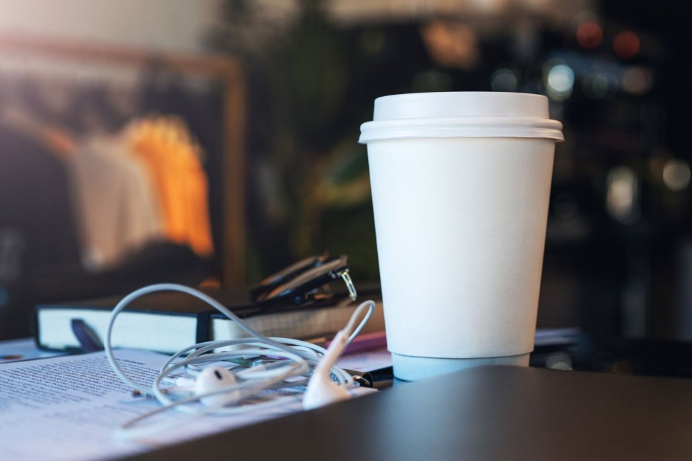 Стаканчик кофе на столе