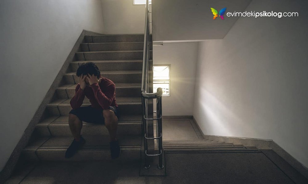 Сидит на лестнице в подъезде