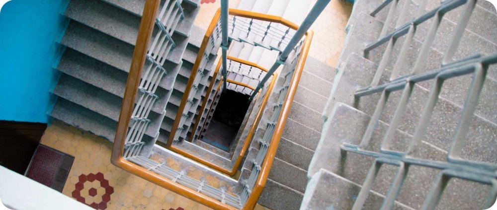 Лестница в многоэтажном доме