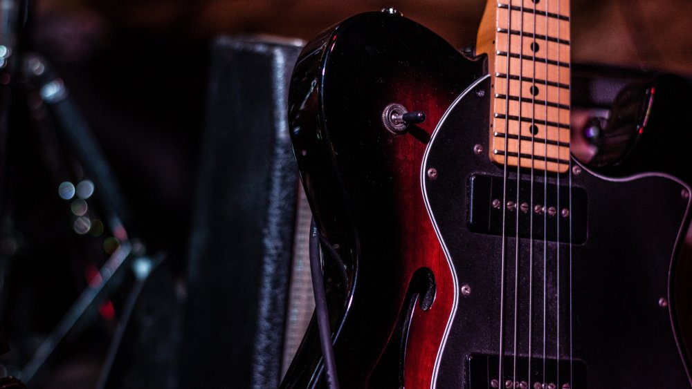 Музыканты с гитарой Фендер бас