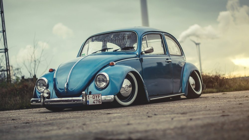 Желтый ретро автомобиль