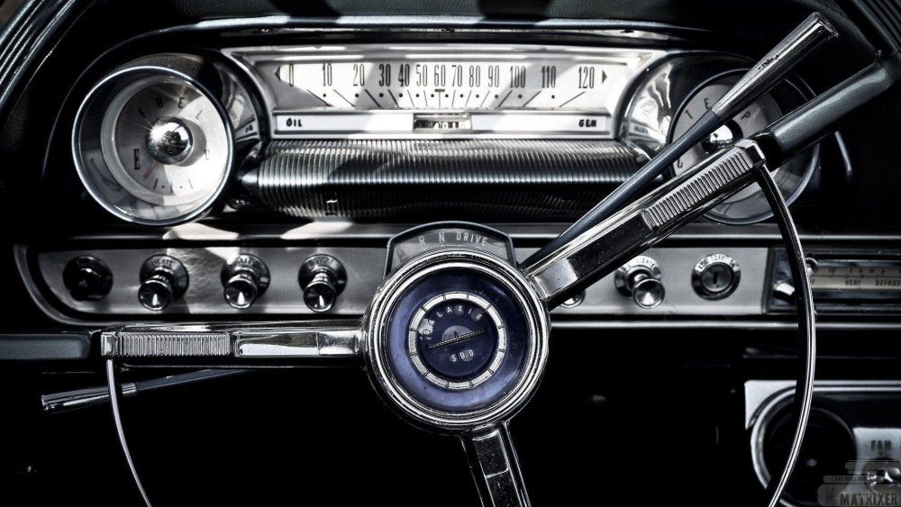 Красная старинная машина