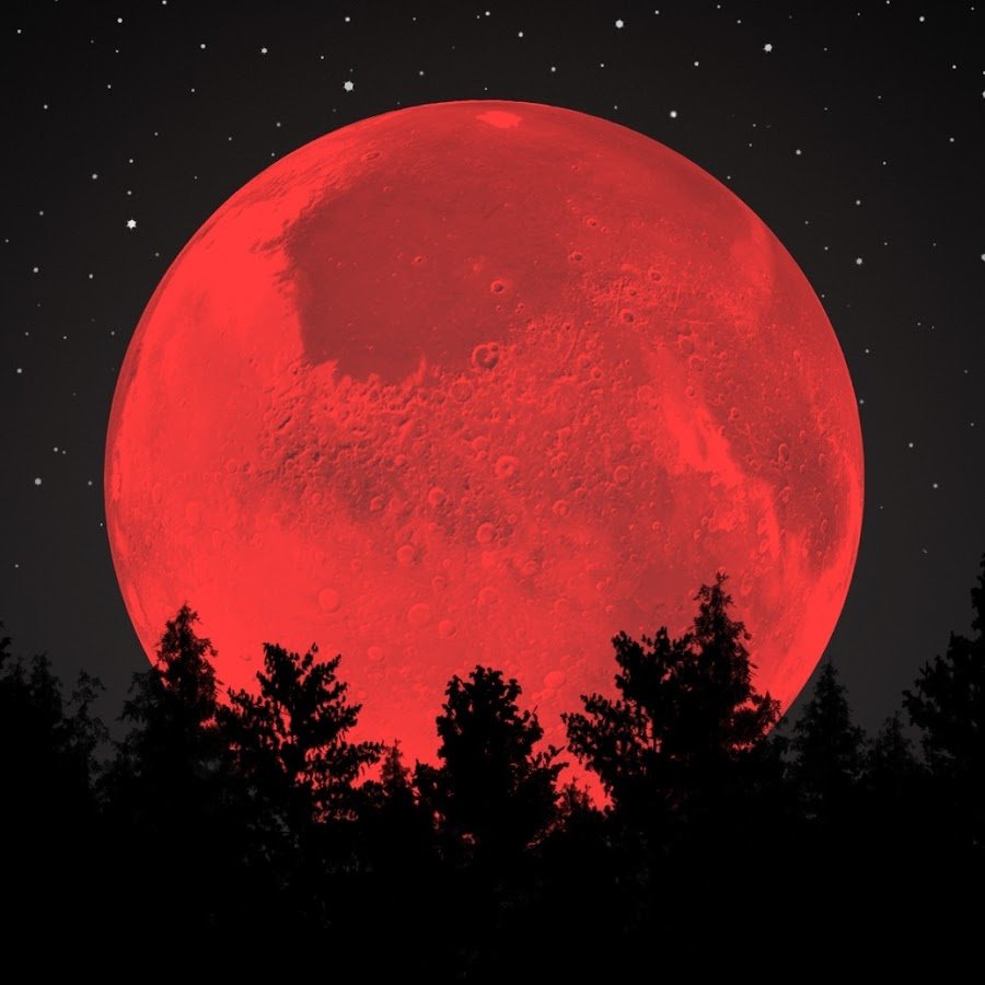 Горы с красной луной