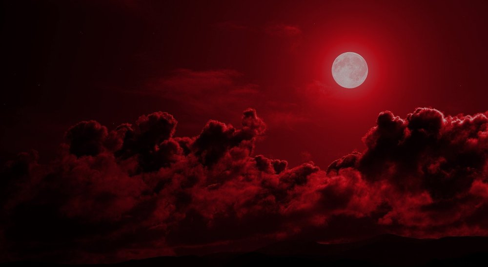 Кровавая Луна на черном фоне
