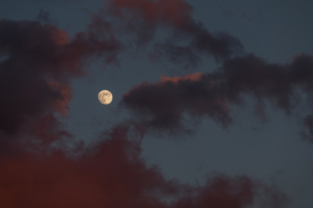 Красное небо с луной