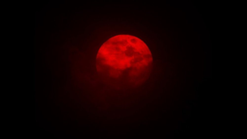 Луна красного цвета