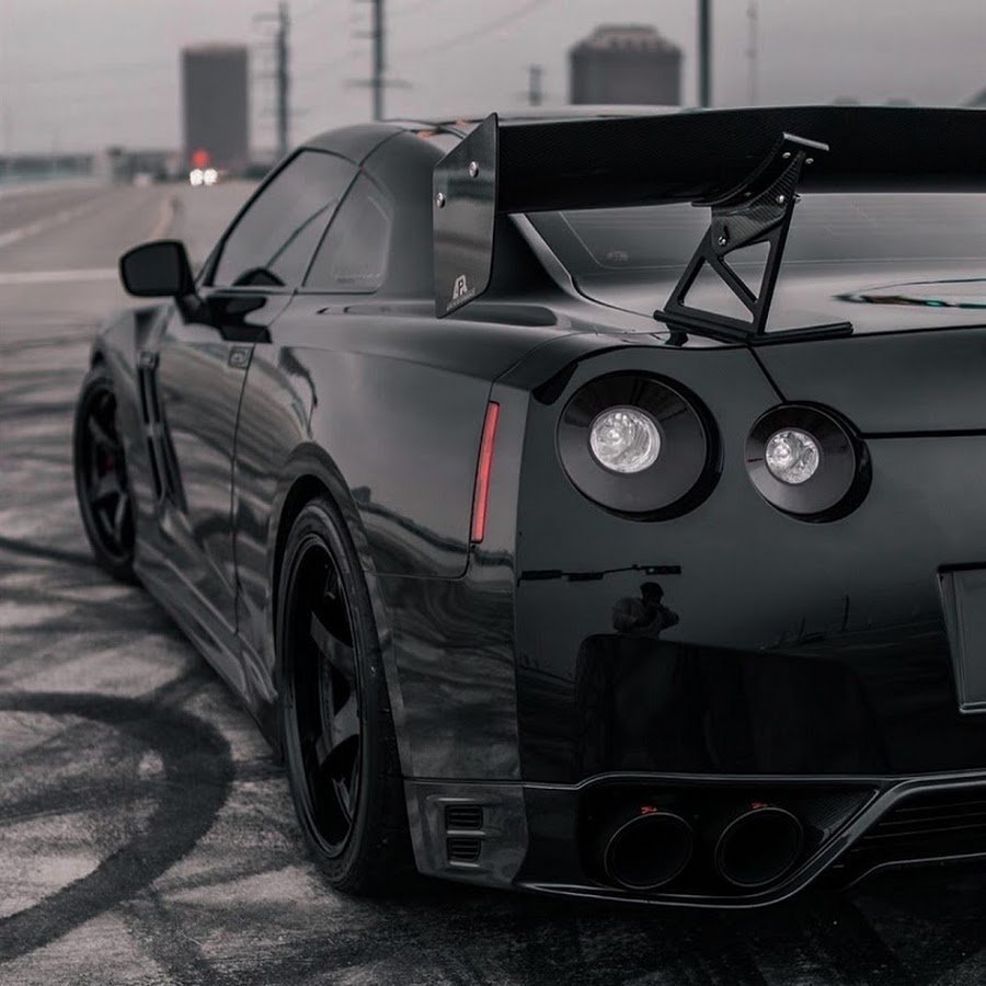 Девушки в чулках возле машины