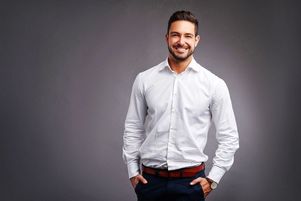 Мужчина в белой рубашке улыбается