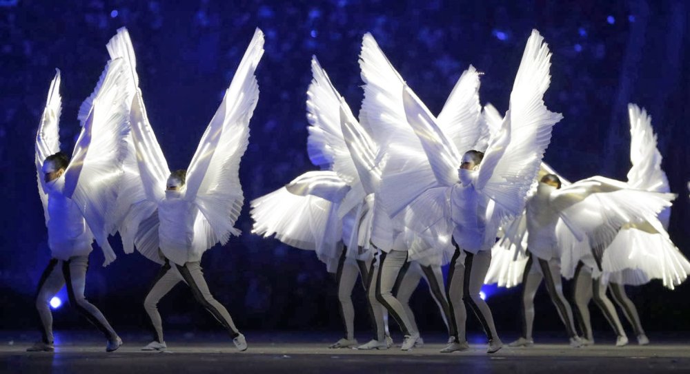 Японский журавль танцует с детьми