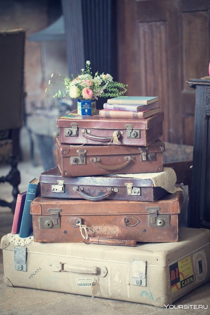 Открытый пустой чемодан с красивым фоном