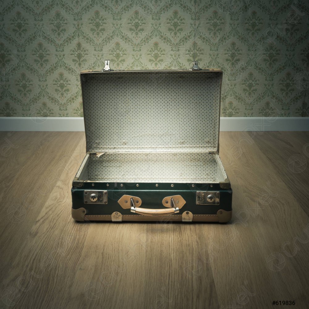 Открытый чемодан на прозрачном фоне