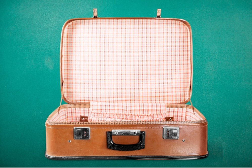 Открытый пустой чемодан