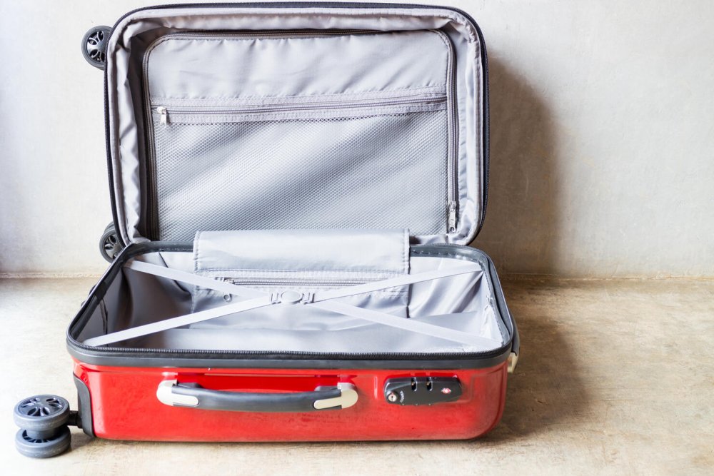 Старый чемодан на белом фоне