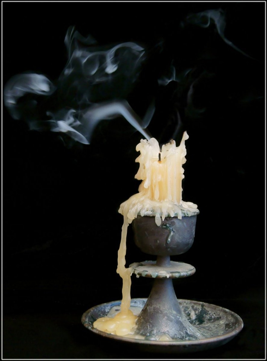 Комната освещенная свечами