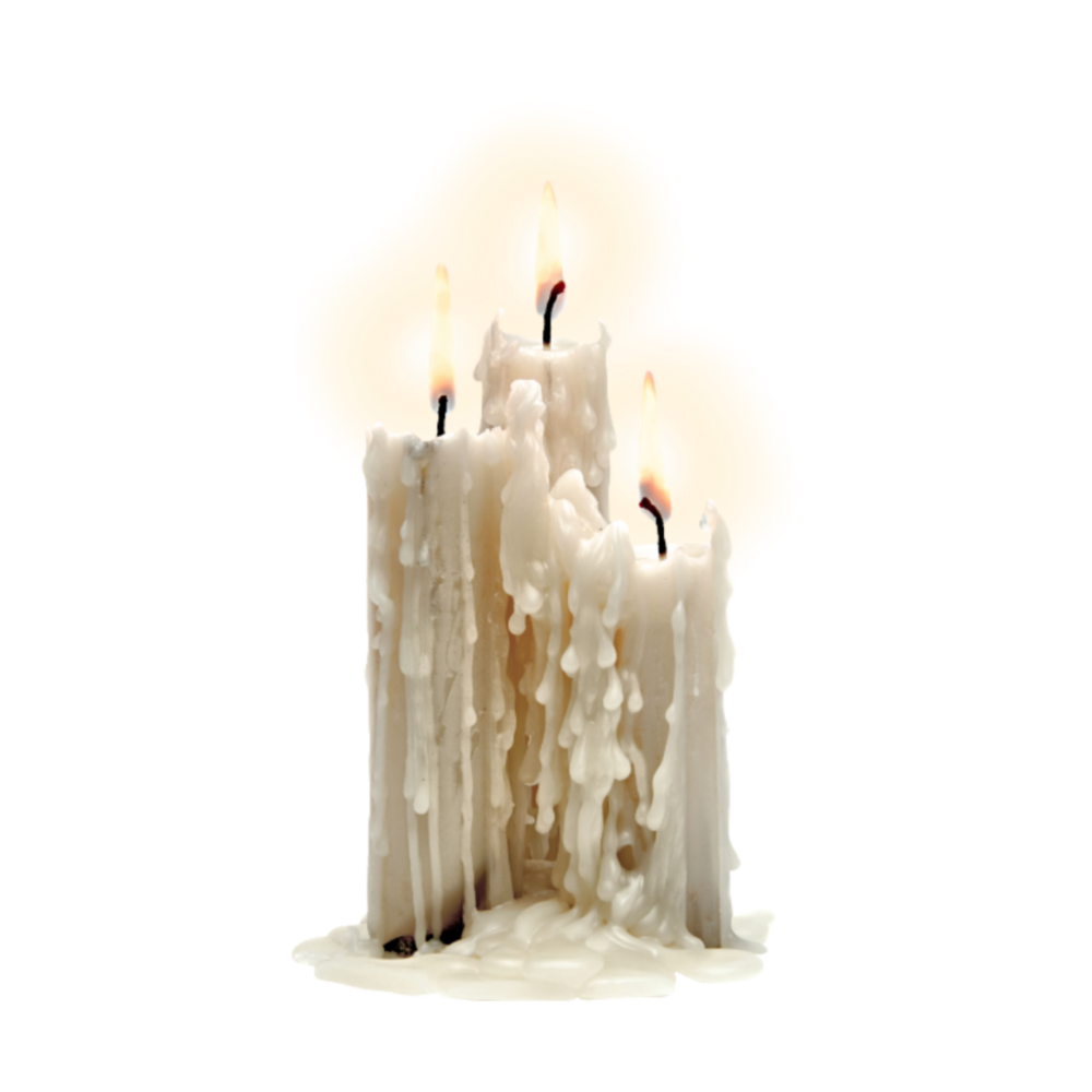 Горящие восковые свечи