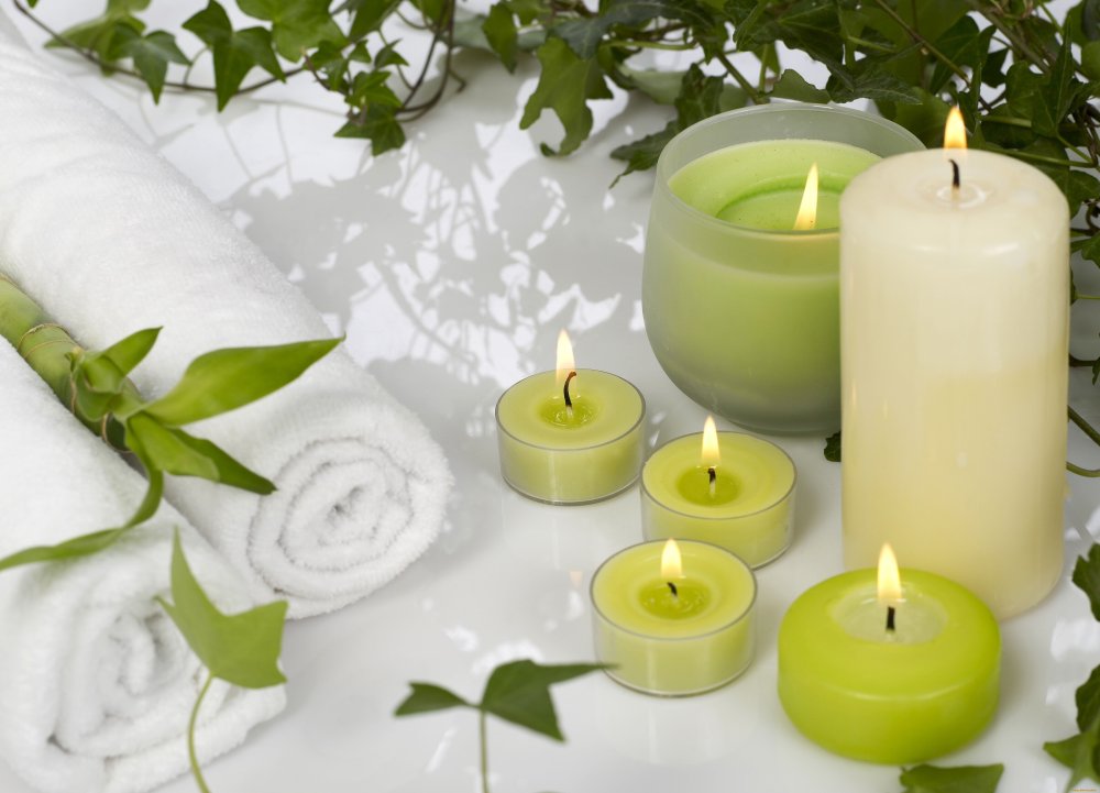 Горящая свеча на черном фоне