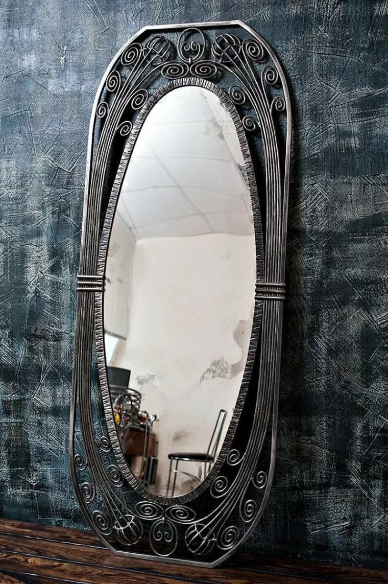 Красивое старинное зеркало