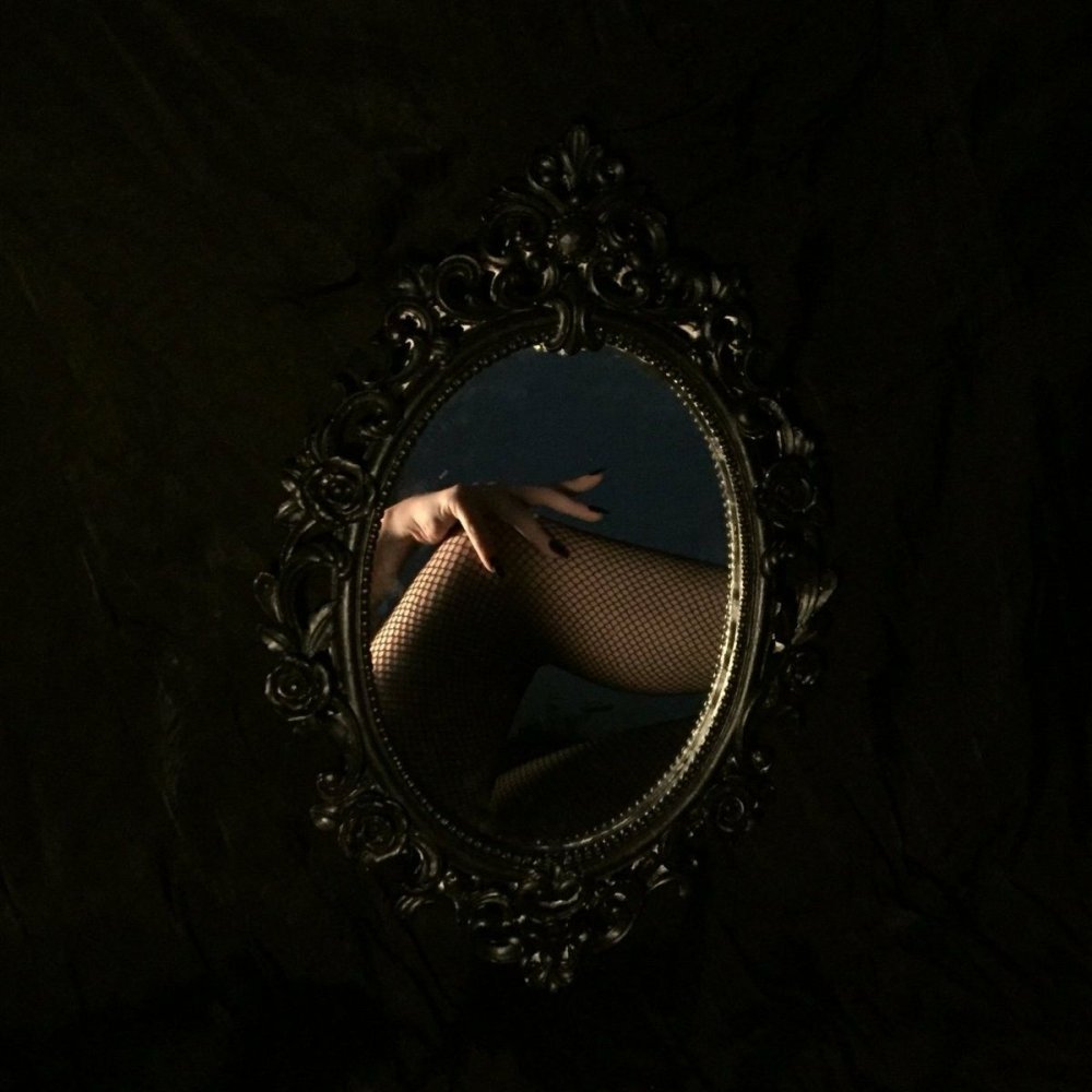 Фотосессия с зеркалом мрачная