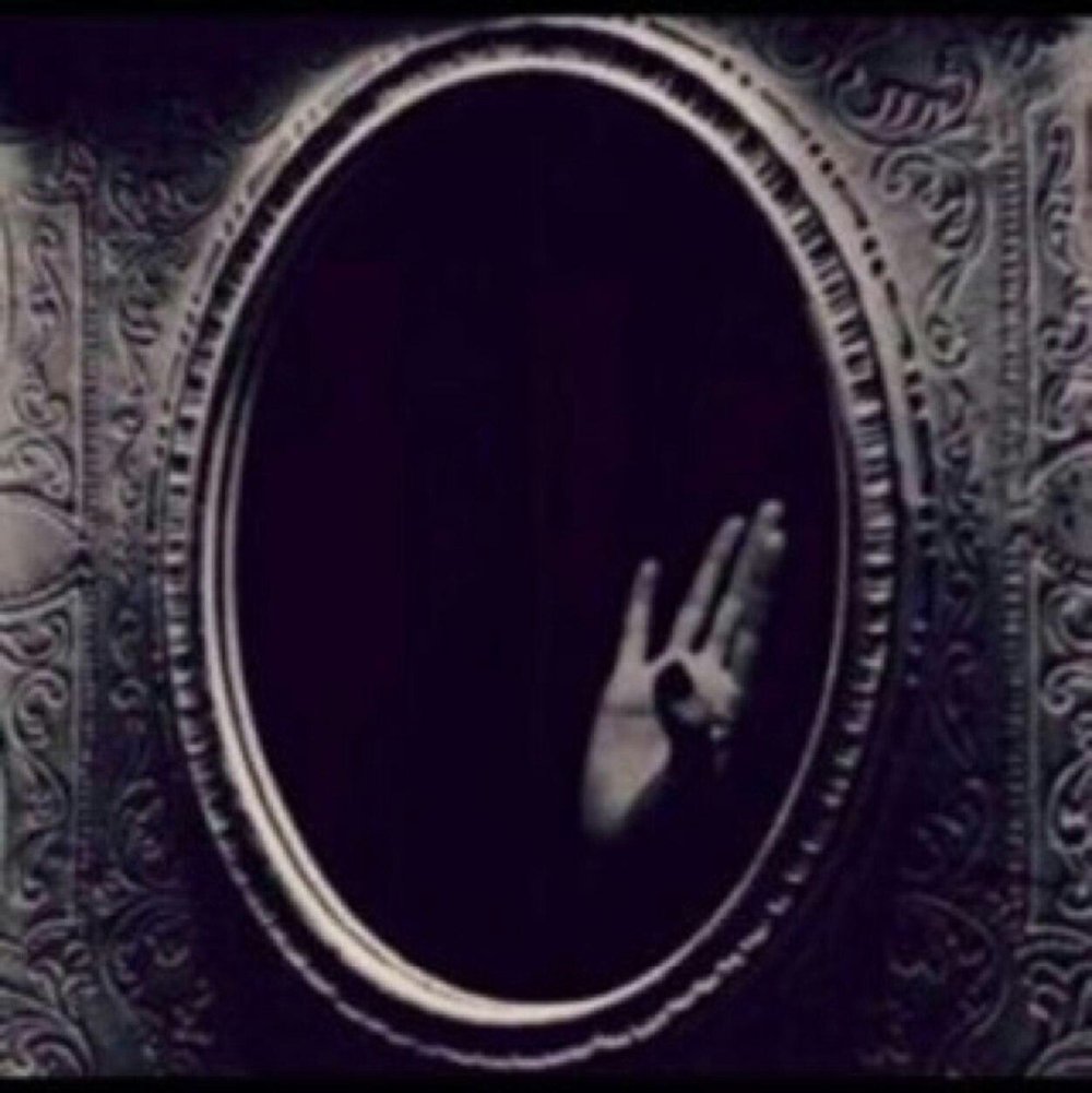 Черное зеркало мистика