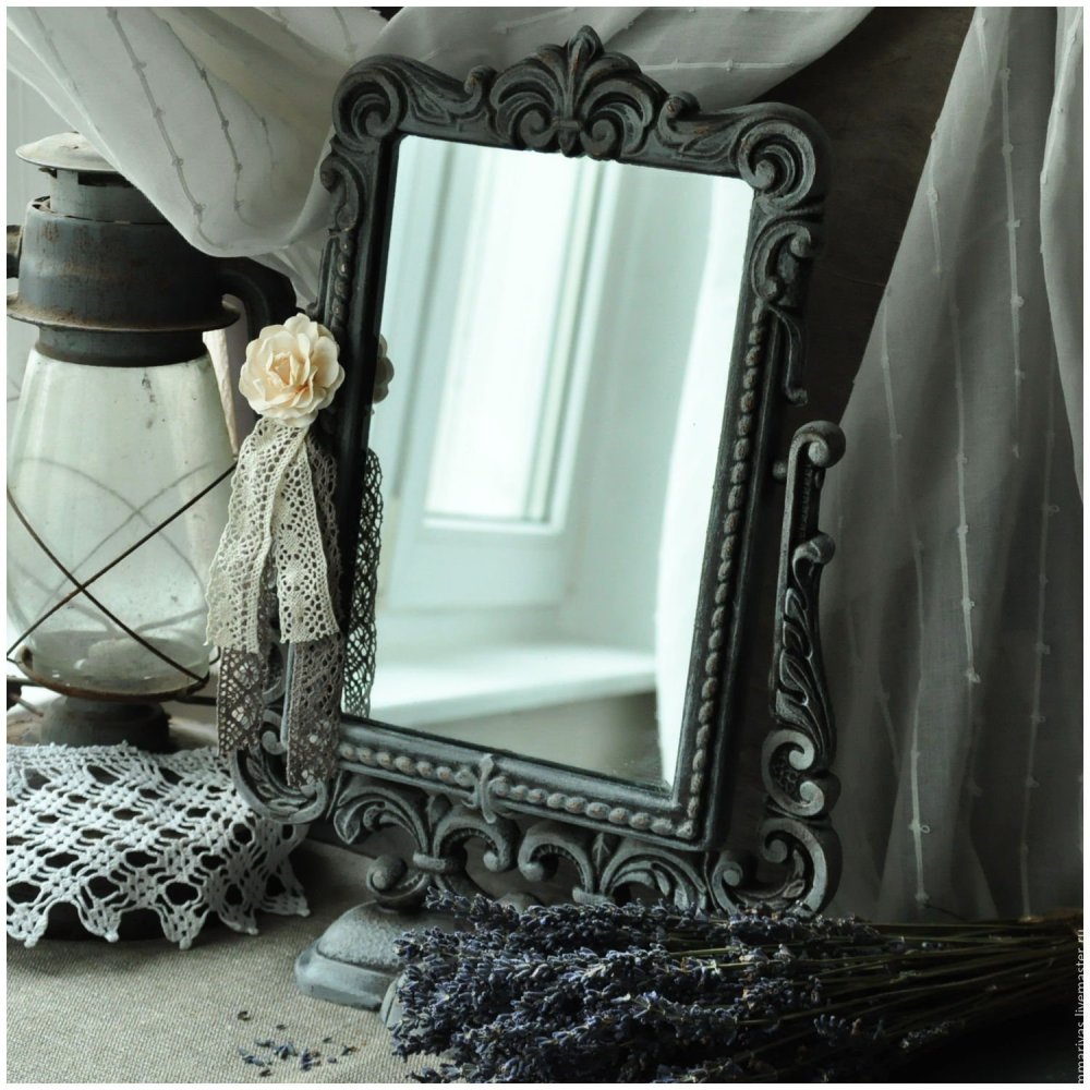 Красивое старинное зеркало