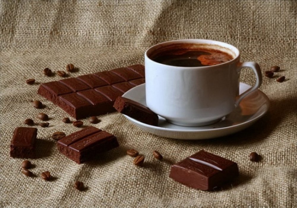 Чашка кофе и шоколад