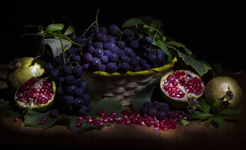 Натюрморт с гранатом и виноградом