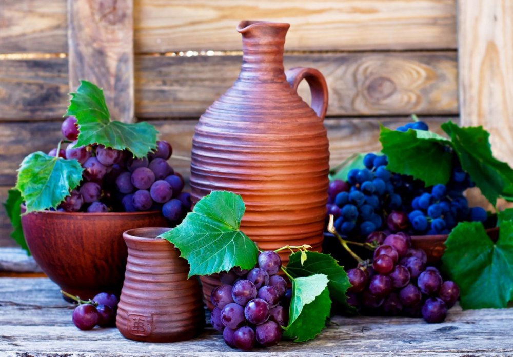 Виноград на деревянном столе