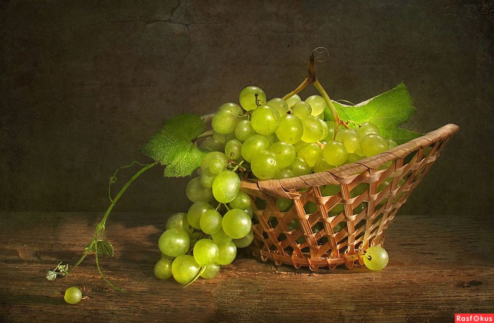 Натюрморт с посудой и фруктами