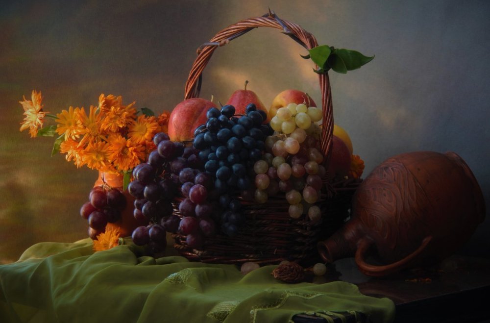 Яблоки виноград фрукты в корзинке