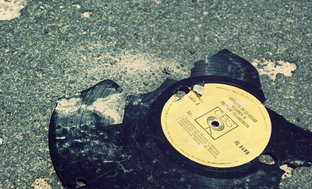 Сломанная виниловая пластинка