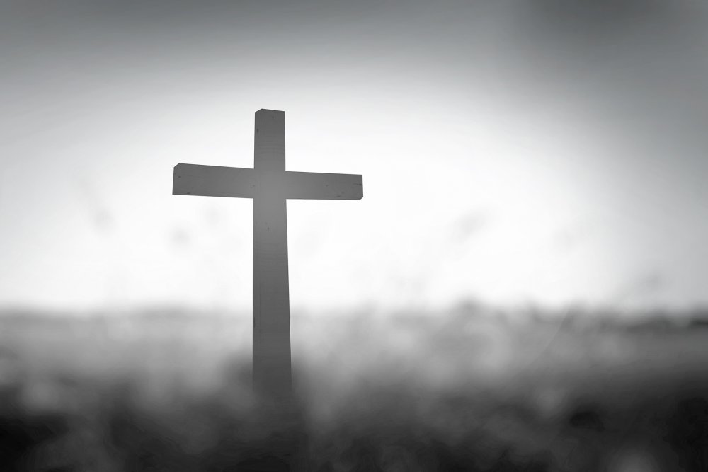 Крест на сером фоне